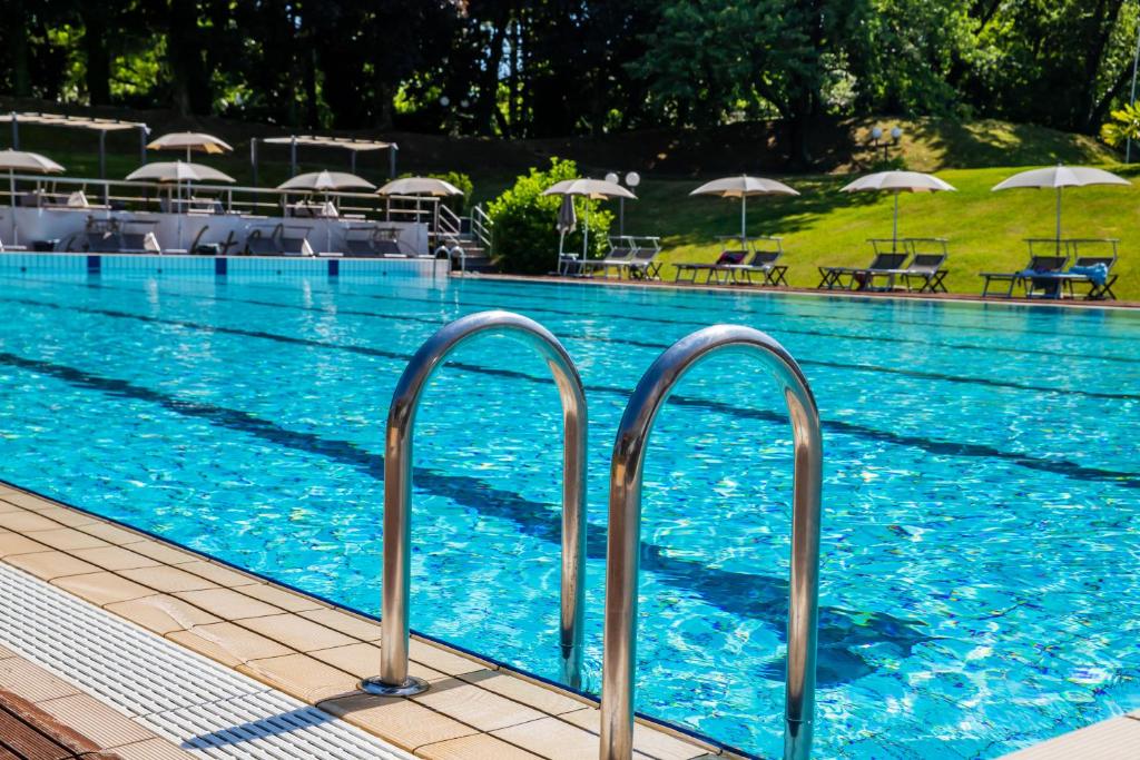 Bazén v ubytování Hotel Ristorante Fior nebo v jeho okolí