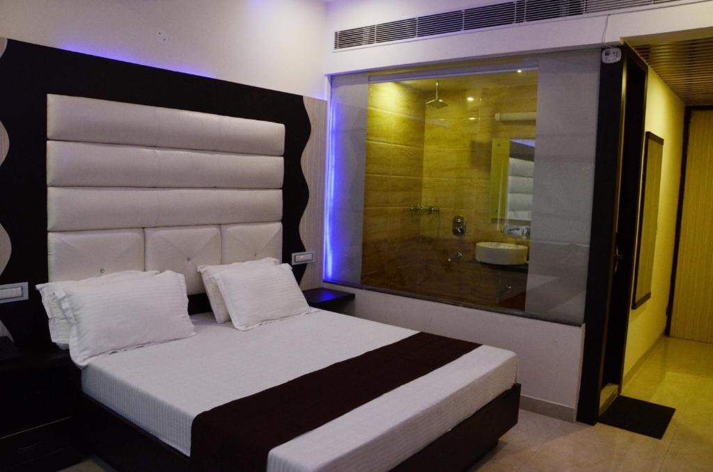 Un pat sau paturi într-o cameră la Hotel Royal Park 22