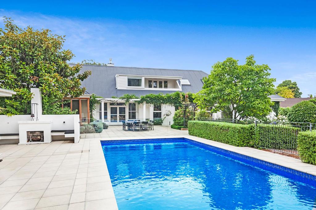 Bazén v ubytovaní French City Mansion - Christchurch Luxury Home alebo v jeho blízkosti
