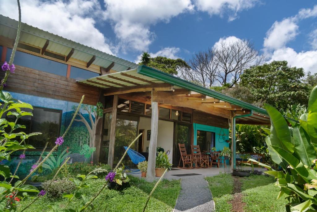 ビハグアにあるMi Casa es Su Casa: Vacation Rentalの緑屋根の家