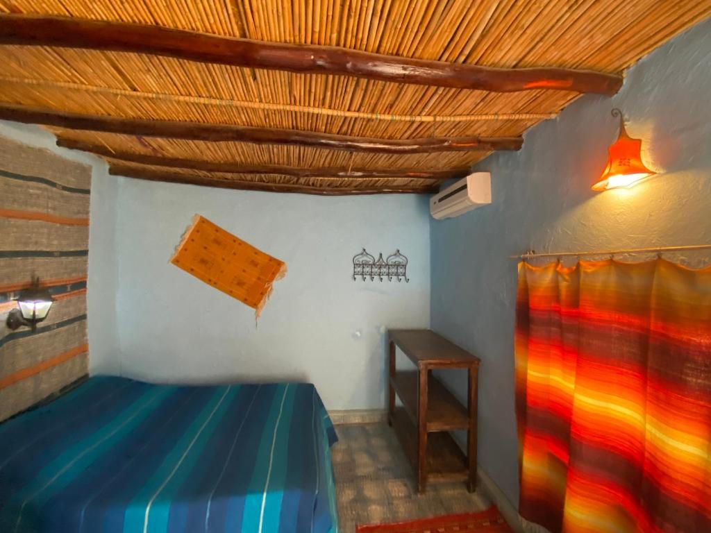 Postel nebo postele na pokoji v ubytování Auberge Kasbah Des Dunes