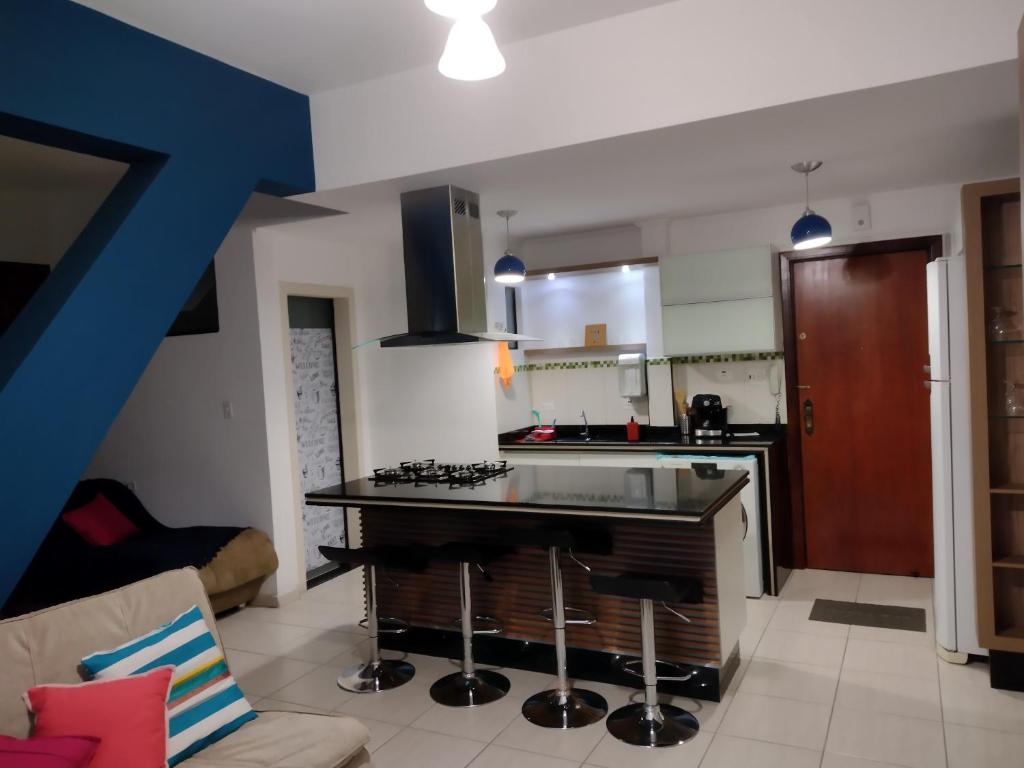 a kitchen with a counter top in a room at Apartamento no coração de Poços de Caldas in Poços de Caldas