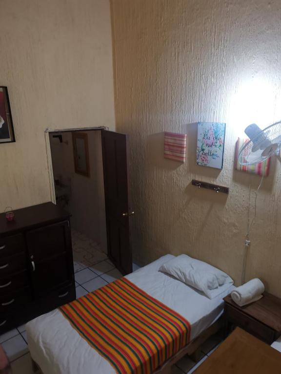 Postel nebo postele na pokoji v ubytování Hostal Guadalajara