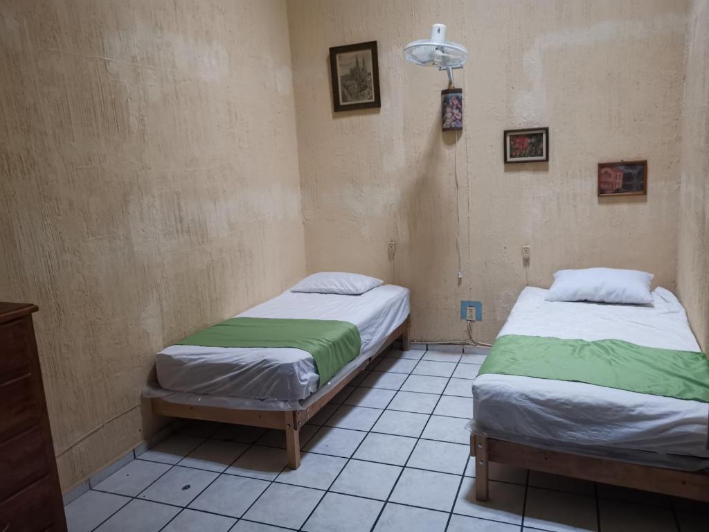 Postel nebo postele na pokoji v ubytování Hostal Guadalajara