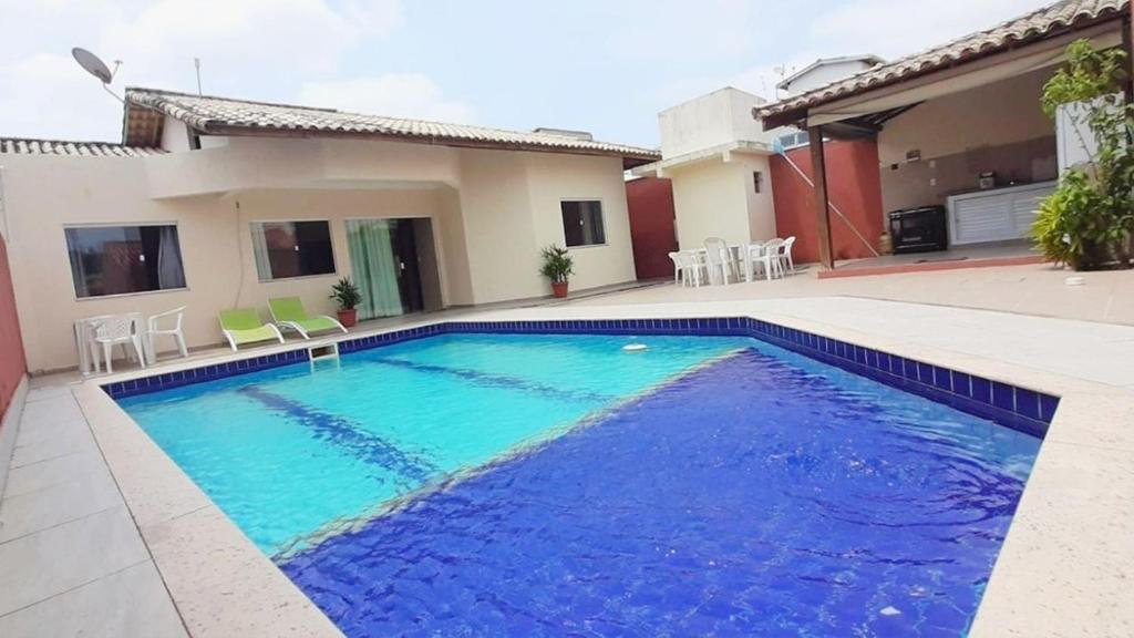 una piscina frente a una casa en Para 20 Pessoas com Piscina e Churrasqueira., en Porto Seguro