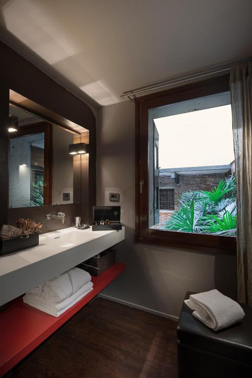A bathroom at Charming House Iqs