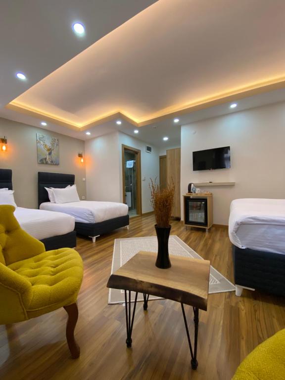 um quarto de hotel com duas camas e um sofá em PALMERA OLD CITY em Istambul