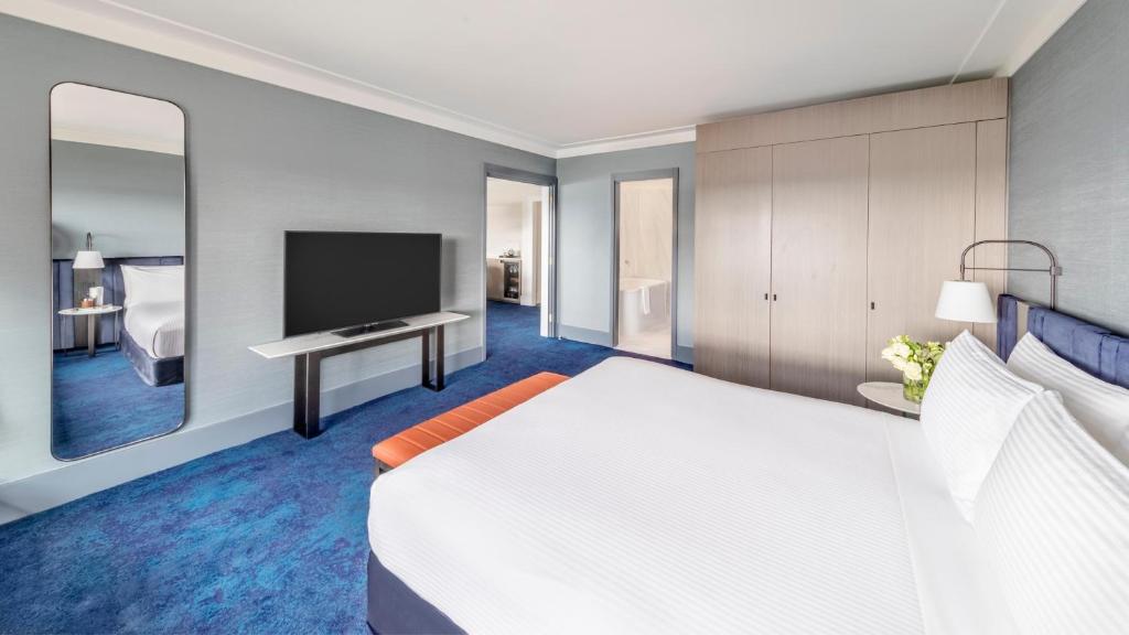 Postel nebo postele na pokoji v ubytování InterContinental Sydney by IHG