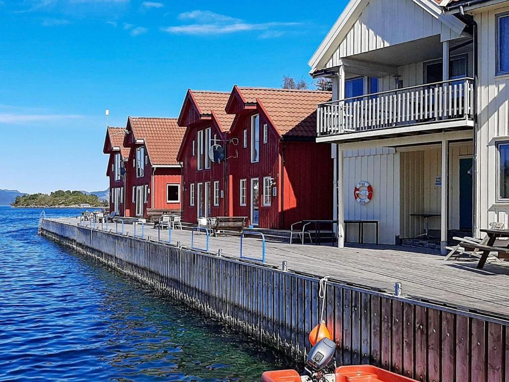 een rij huizen op een dok naast het water bij Apartment Sjernarøy in Sjernarøy