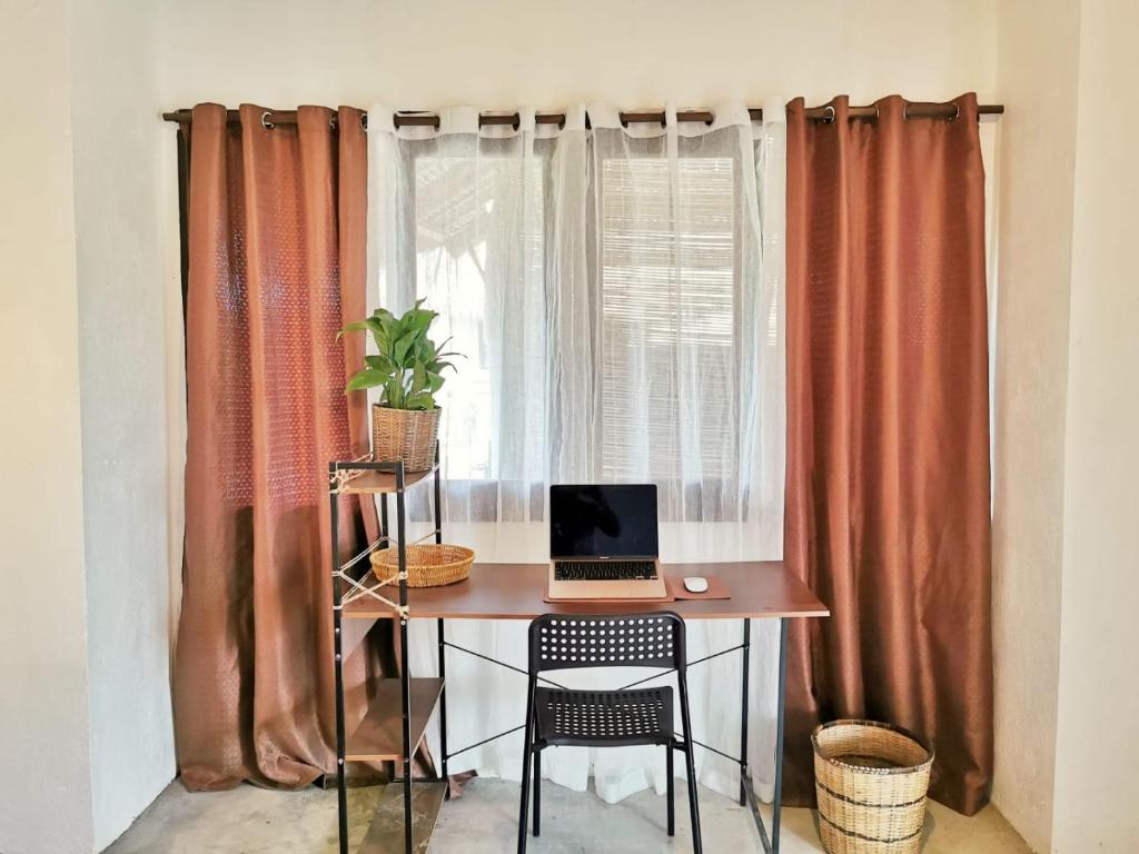 TV a/nebo společenská místnost v ubytování Yas villas homestay