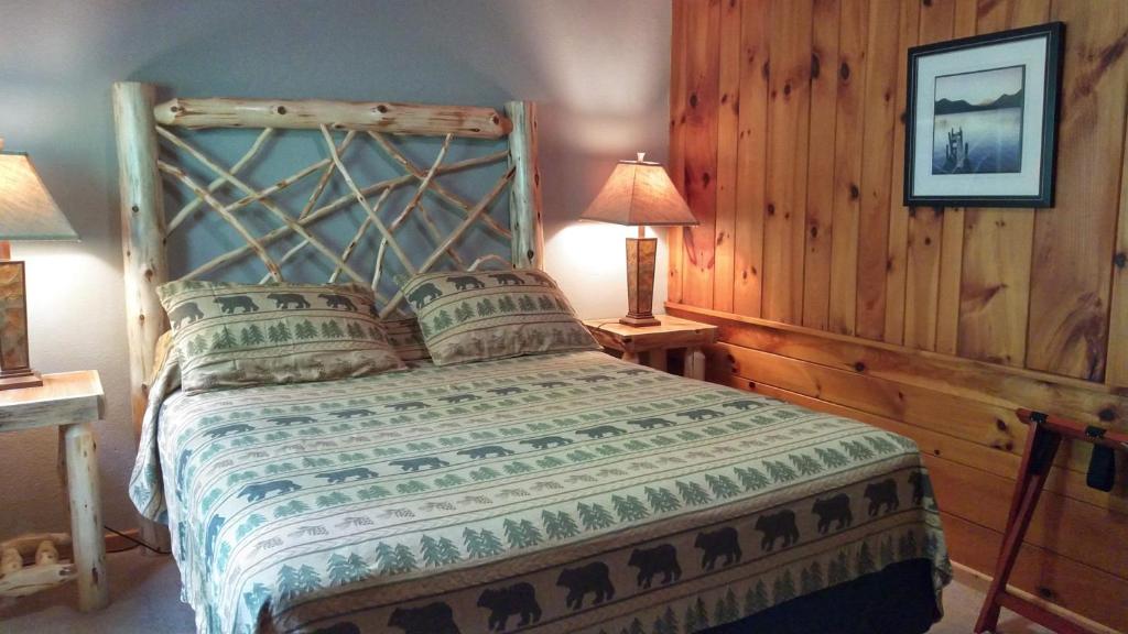Postel nebo postele na pokoji v ubytování Adirondack Diamond Point Lodge
