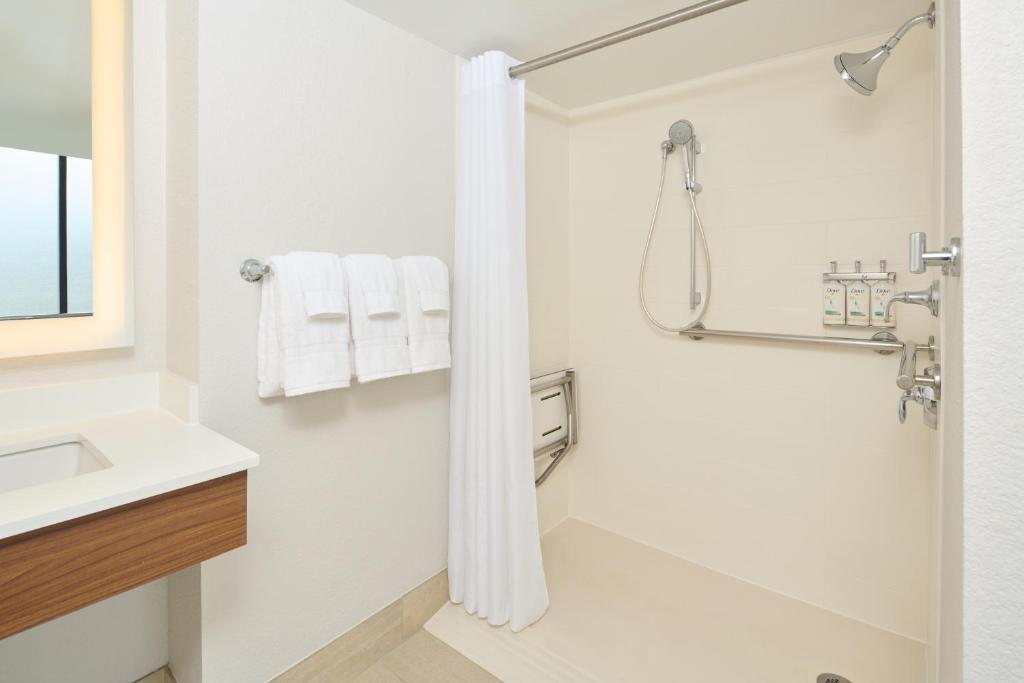 Holiday Inn Express Waikiki, an IHG Hotel - 