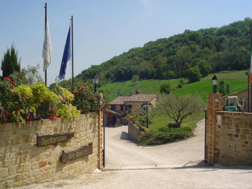 Penna San GiovanniにあるAgriturismo Tre Querceの石壁の小さな村の入口