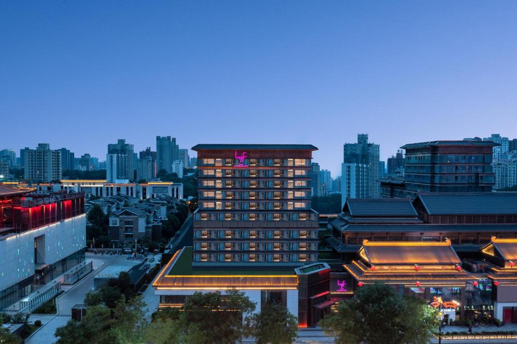 西安市にあるlyf Xi'an Dayanta by Ascott free gym & self-service free laundry roomの前景に高層ビルがある都市のスカイライン