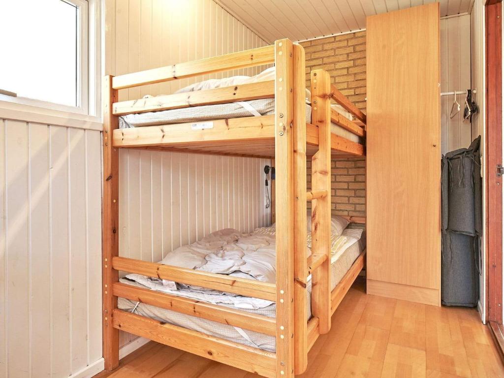 Postel nebo postele na pokoji v ubytování Holiday home Aakirkeby XXIV