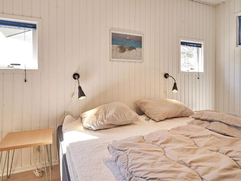Postel nebo postele na pokoji v ubytování Holiday home Aakirkeby XXIV