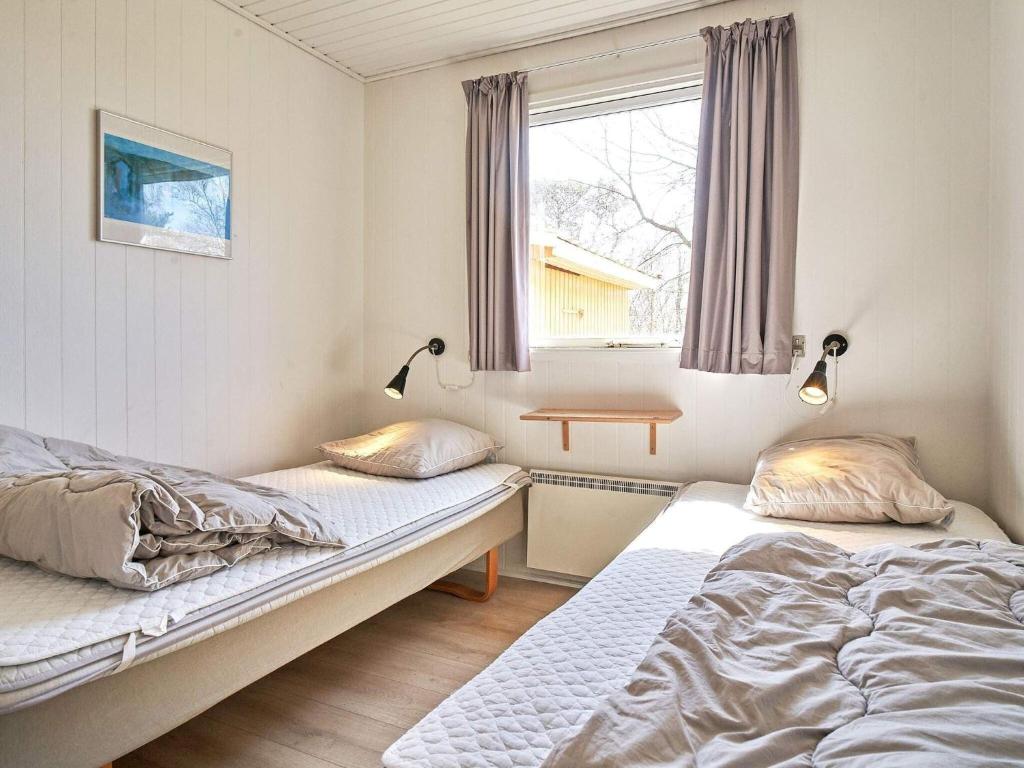 Postel nebo postele na pokoji v ubytování Holiday home Aakirkeby XXIV