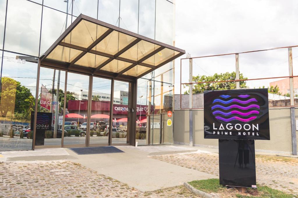 ラゴア・サンタにあるLagoon Prime Hotelのズーミンジャンプ記号付建物前看板