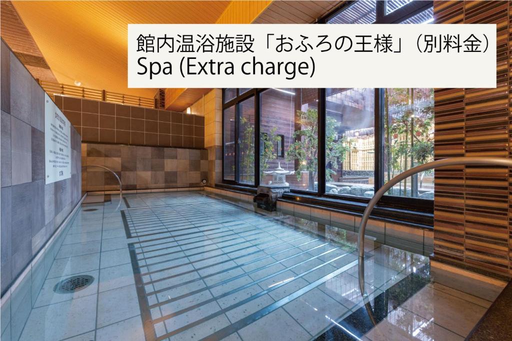 東京にあるアワーズイン阪急の建物内のスイミングプール