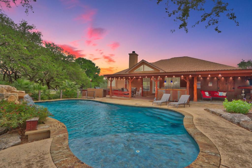 una piscina nel cortile di una casa di Hill Country Vibe a Canyon Lake