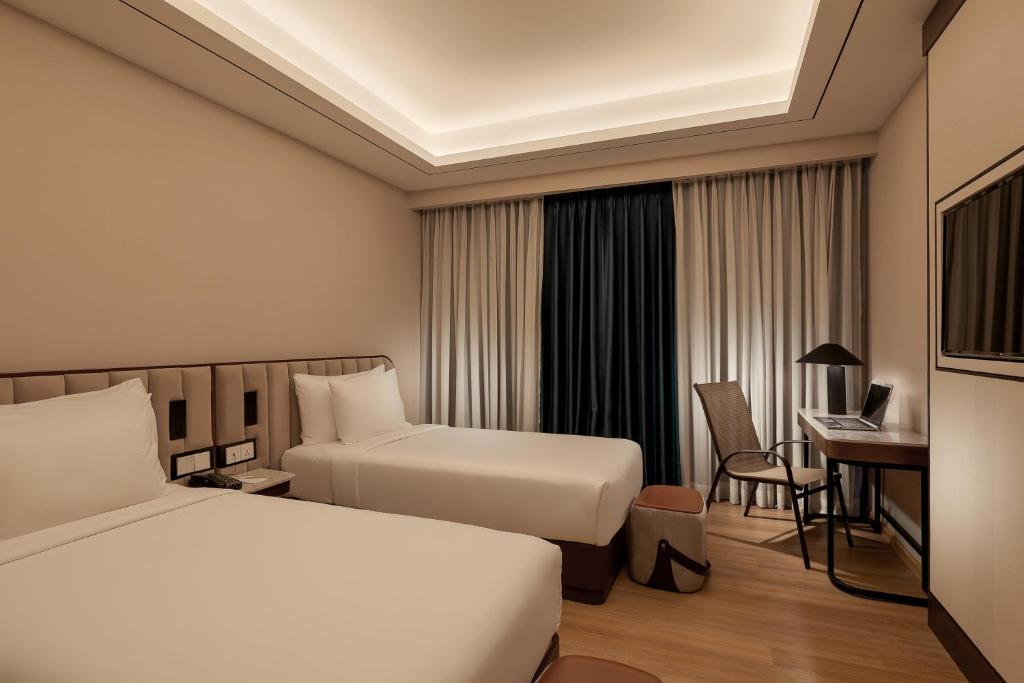 Postel nebo postele na pokoji v ubytování Sayarsan Hotel Yangon
