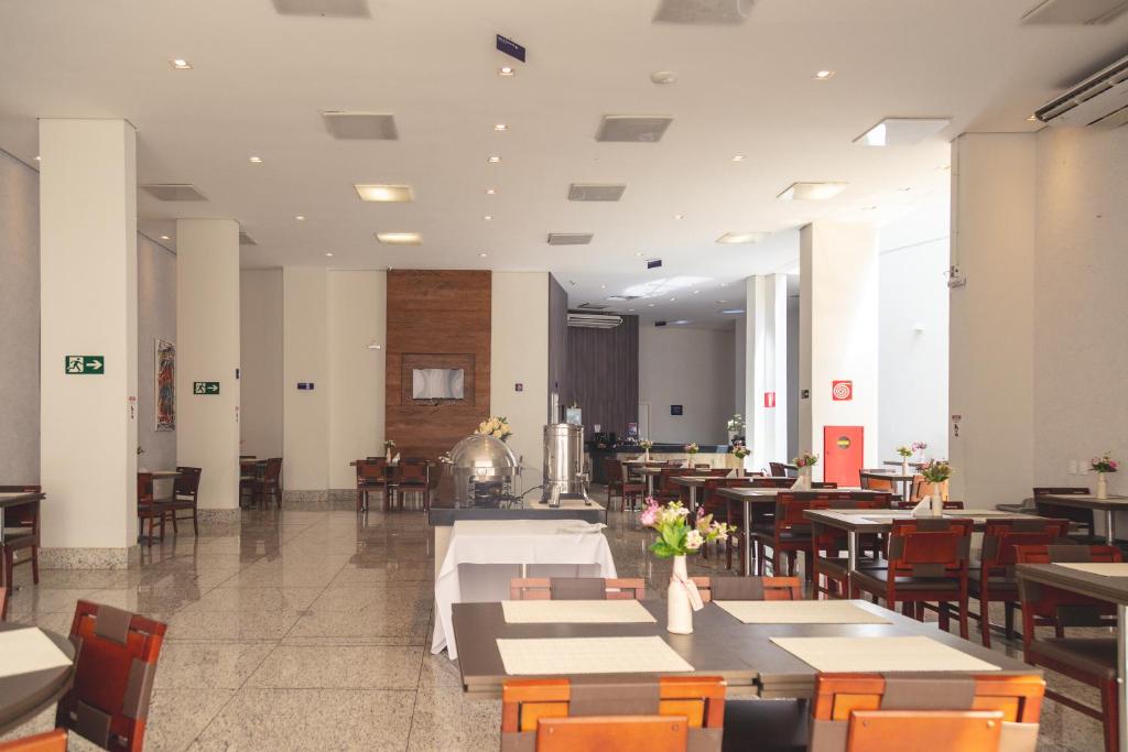 Um restaurante ou outro lugar para comer em Lagoon Prime Hotel