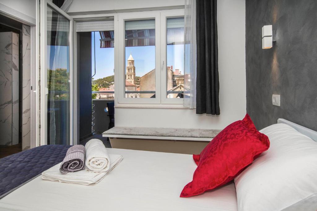 Posteľ alebo postele v izbe v ubytovaní Split Central Luxury Studios