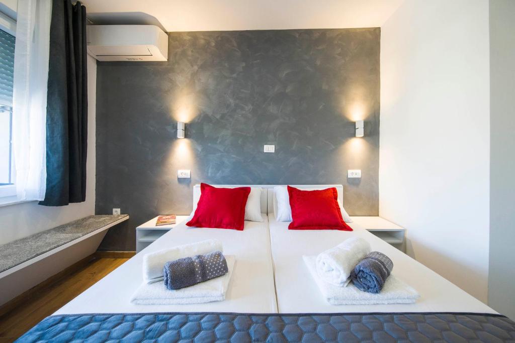 Posteľ alebo postele v izbe v ubytovaní Split Central Luxury Studios