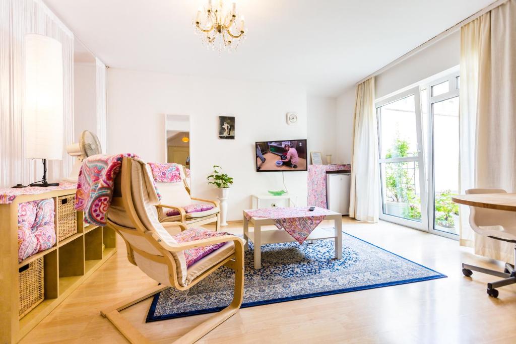 ein Wohnzimmer mit einem Stuhl und einem Tisch in der Unterkunft CGN Apartments - Deutzer Bruecke in Köln