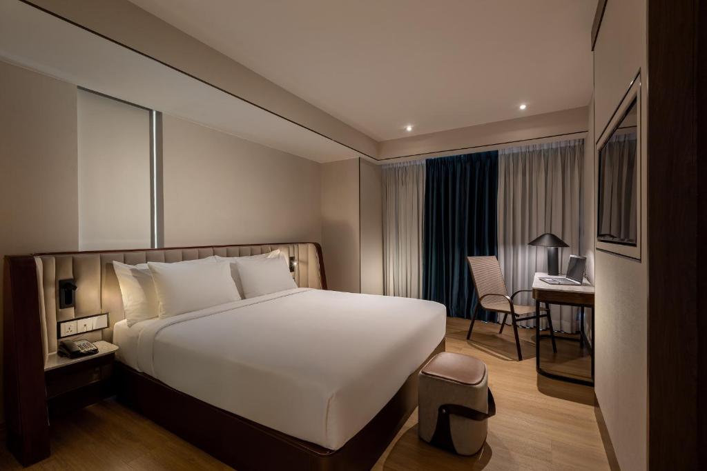 Postel nebo postele na pokoji v ubytování Sayarsan Hotel Yangon