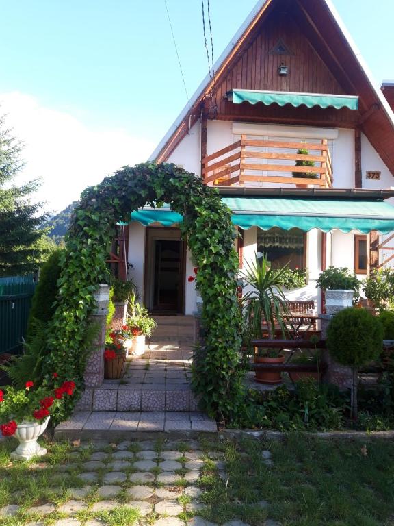 a house with an arch in front of it at Family Home in Cheia