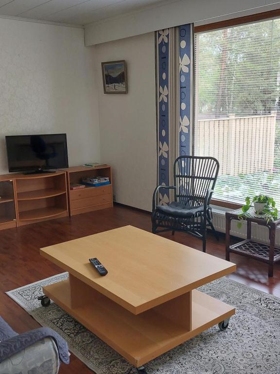 un soggiorno con tavolino e TV di Apartment with sauna in Harjavalta, free WIFI a Harjavalta