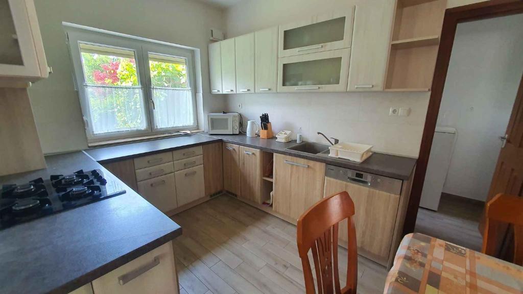 Kuchyňa alebo kuchynka v ubytovaní Apartment in Zamardi - Balaton 40474
