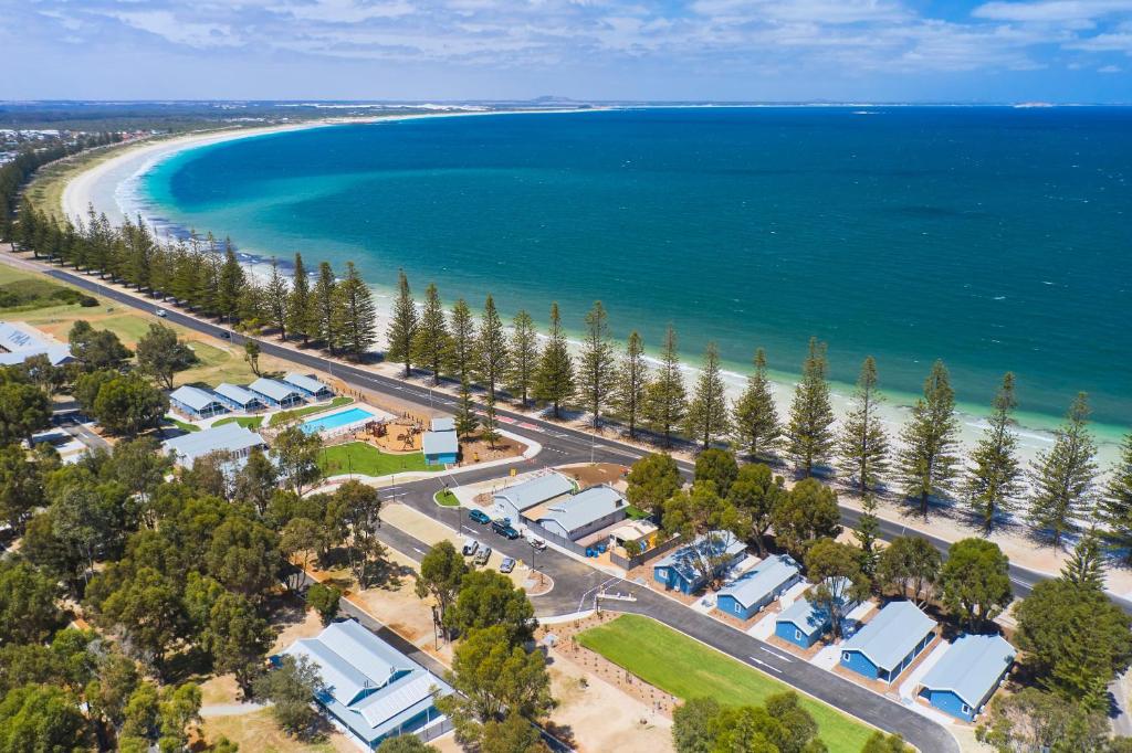 eine Luftansicht auf einen Strand mit einem Wohnwagenpark in der Unterkunft RAC Esperance Holiday Park in Esperance