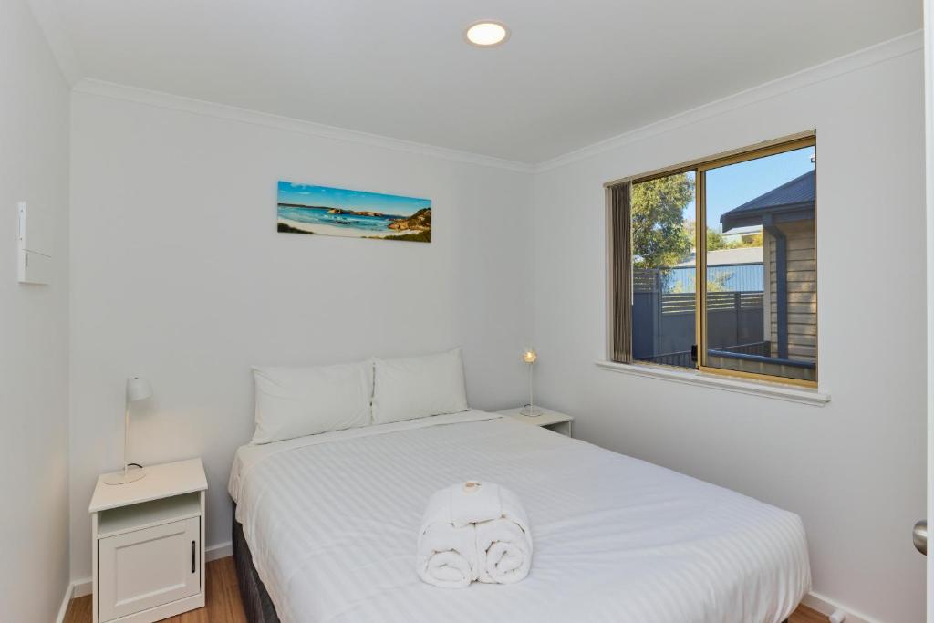 Ein Bett oder Betten in einem Zimmer der Unterkunft RAC Esperance Holiday Park