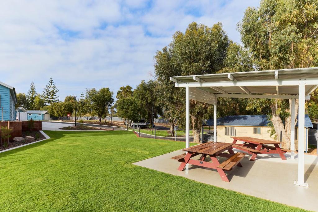 Ein Garten an der Unterkunft RAC Esperance Holiday Park
