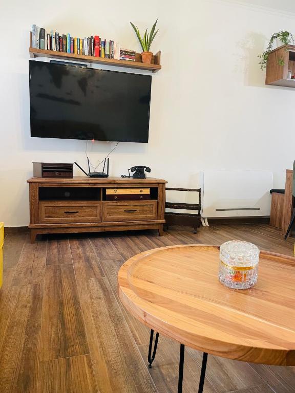 Televízia a/alebo spoločenská miestnosť v ubytovaní Dimitris place
