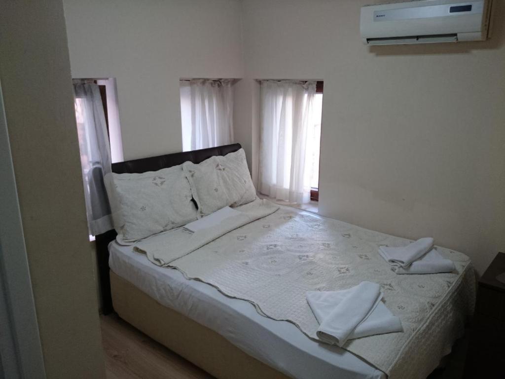 イスタンブールにあるホテル ヤスミンの枕2つが備わるドミトリールームのベッド1台分です。