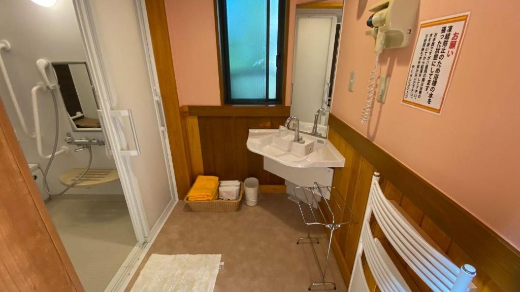 Tabinoteitaku Yakurai Cottageにあるバスルーム