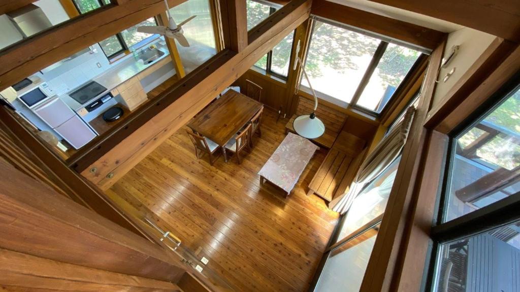 大崎市にあるTabinoteitaku Yakurai Cottageのウッドフロアのリビングルームのオーバーヘッドビュー