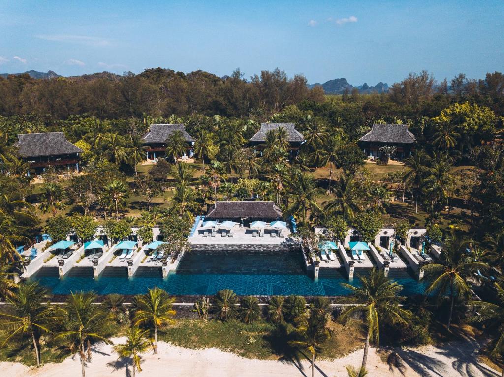 een luchtzicht op een resort met een zwembad bij Four Seasons Resort Langkawi in Tanjung Rhu 