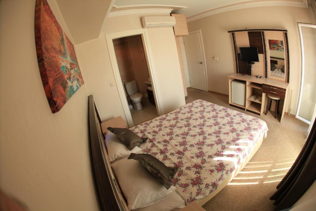 - une petite chambre avec un lit dans l'établissement Vita Park Boutique Hotel, à Konak