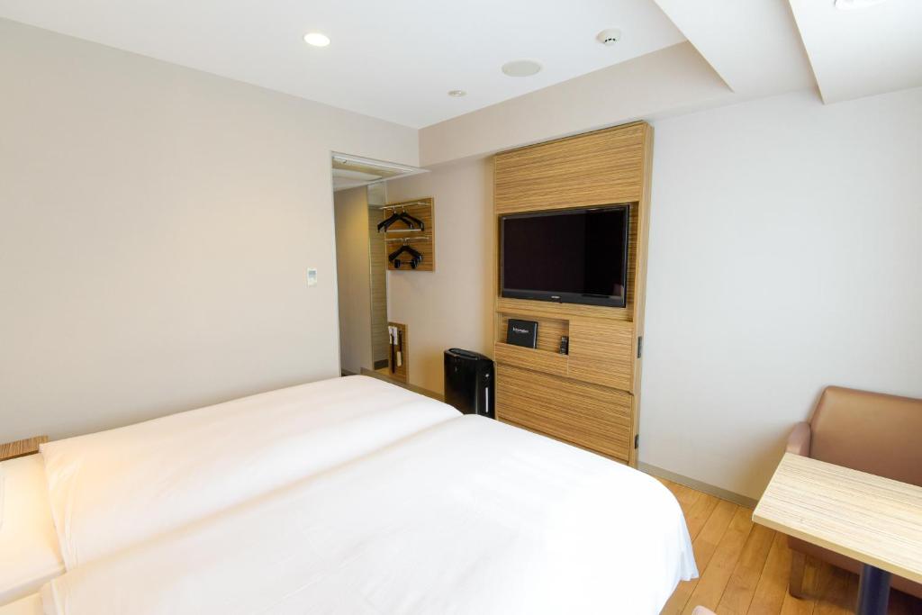 TV a/nebo společenská místnost v ubytování Via Inn Nagoya Shinkansen-guchi