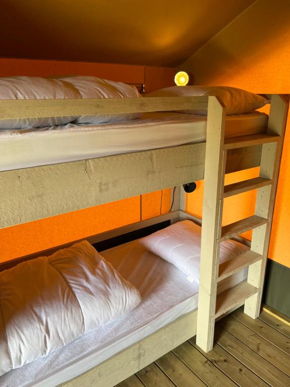 Postel nebo postele na pokoji v ubytování Waterherberg It Beaken