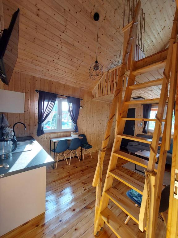 Kuchyň nebo kuchyňský kout v ubytování BLISKO NATURY - domki wypoczynkowe w Dolinie Baryczy