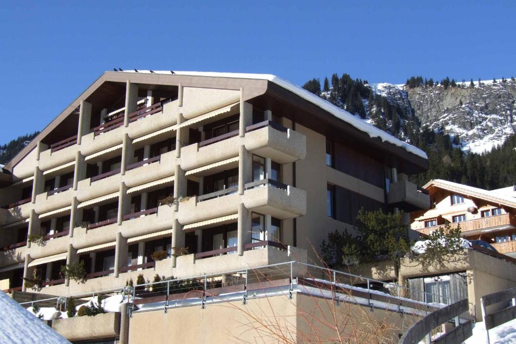 ein großes Apartmenthaus mit Balkon auf einem Berg in der Unterkunft Ferienwohnung Crystal 2 in Adelboden