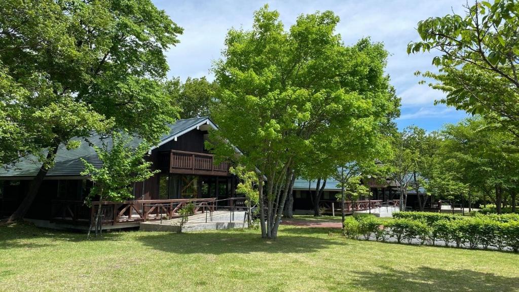 大崎市にあるTabinoteitaku Yakurai Cottageの庭の木のある家