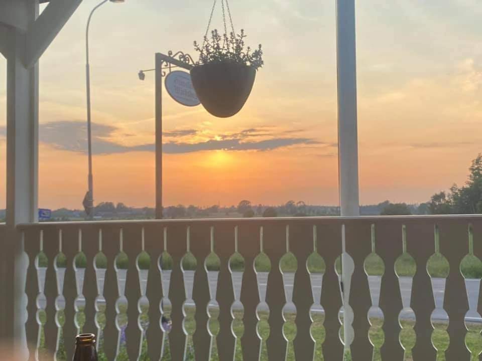 Východ nebo západ slunce při pohledu z bed and breakfast nebo okolí