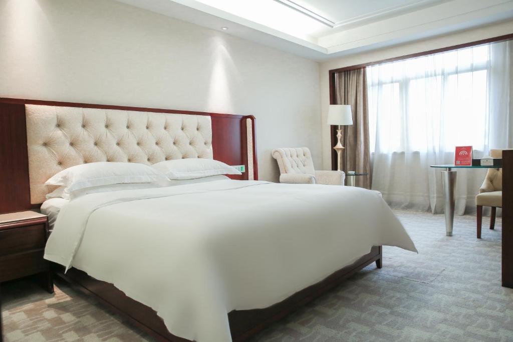 Postel nebo postele na pokoji v ubytování Ramada Shenzhen Baoan