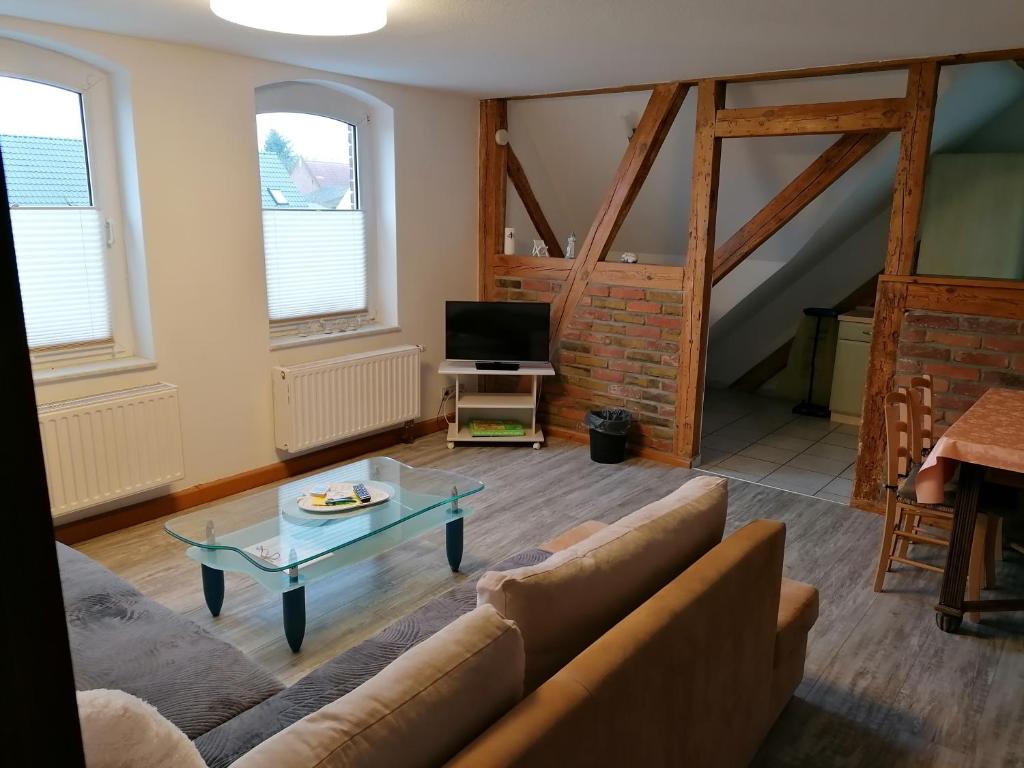 salon z kanapą i stołem w obiekcie Ferienwohnung Bensdorf w mieście Bensdorf